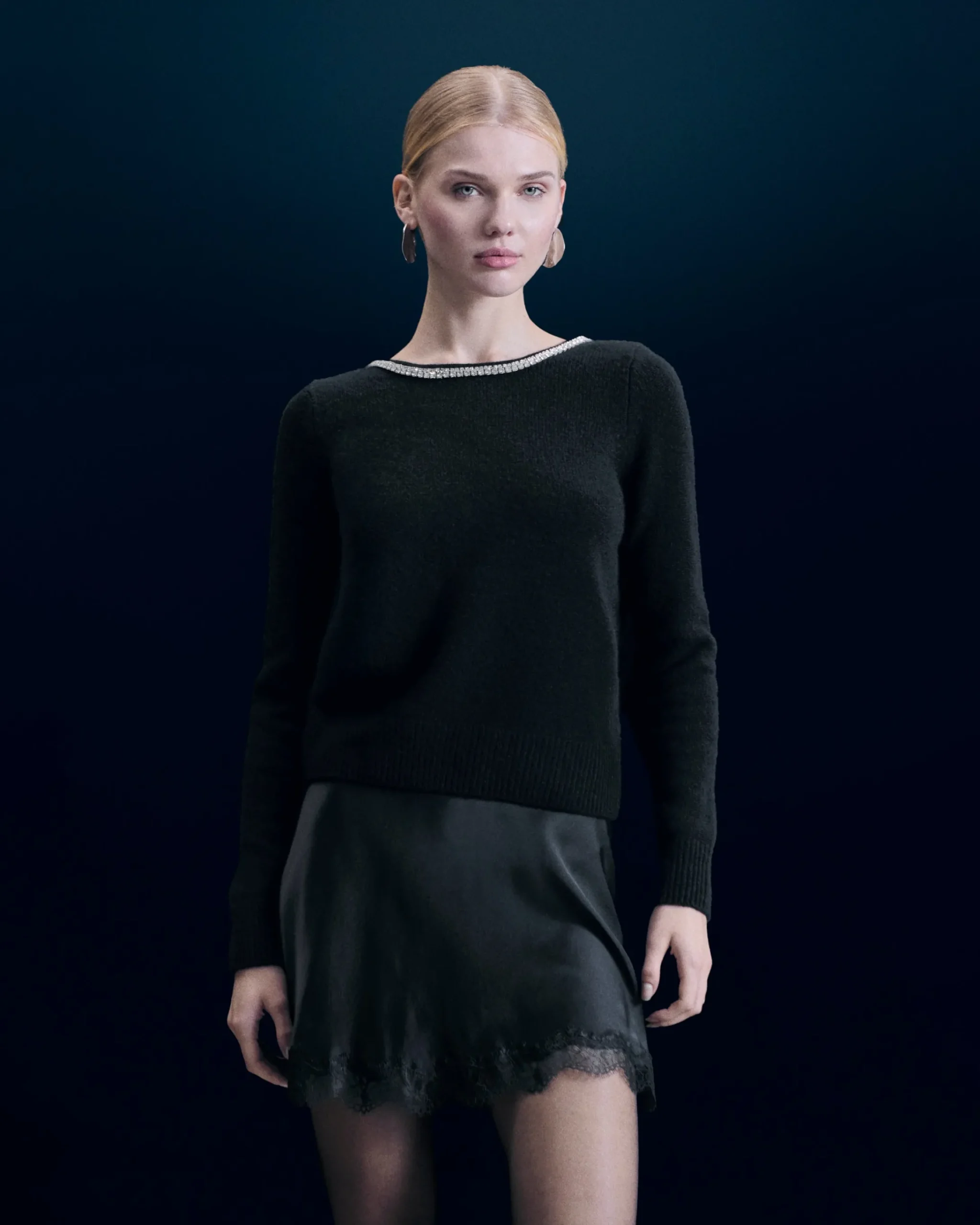 FROM FUTURE Pullover Scollo tondo Strass Schiena scoperta Nero Hot