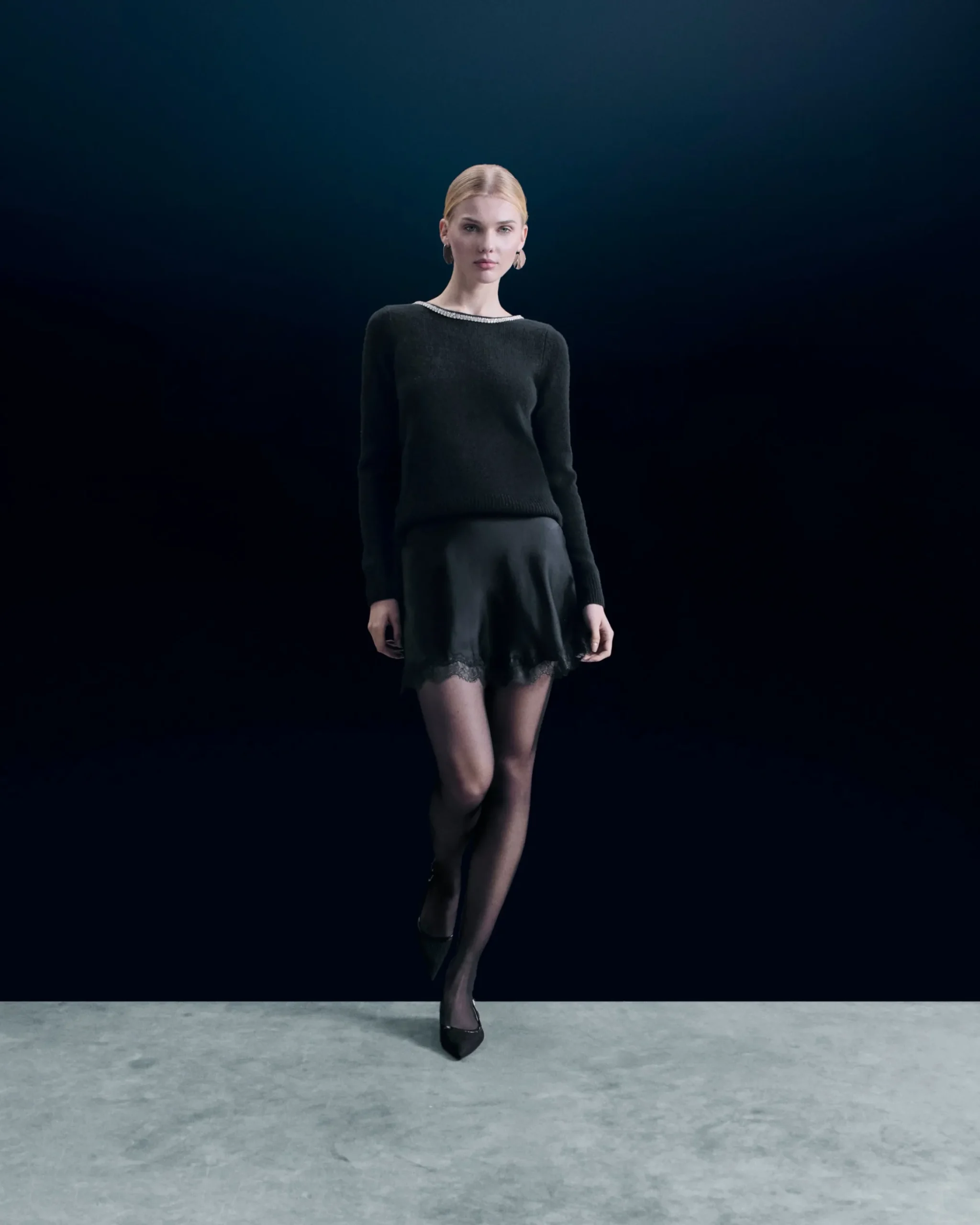 FROM FUTURE Pullover Scollo tondo Strass Schiena scoperta Nero Hot